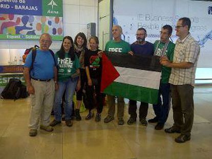 Los miembros de Rumbo a Gaza se despiden en el Aeropuerto de Madrid.