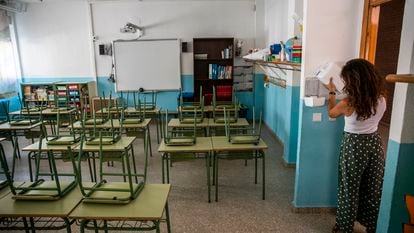 Preparación de las aulas en un colegio público de Madrid ante el inicio de clases, el pasado septiembre.
