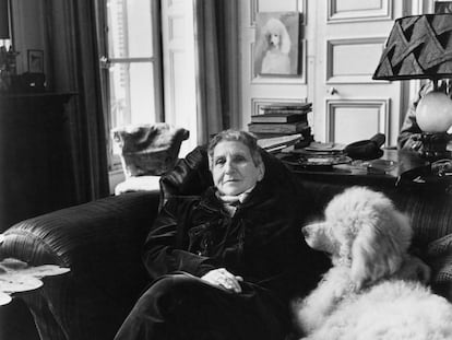 La escritora Gertrude Stein con su perro Basket en su apartamento de París en 1946.