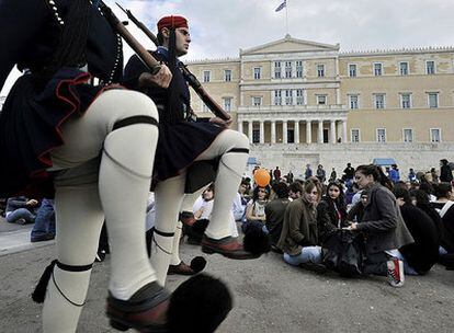 Jóvenes realizan protestas pacíficas frente al Parlamento en Atenas, una semana después de la muerte del adolescente Alexis Grigoropulos, por el disparo de un policía