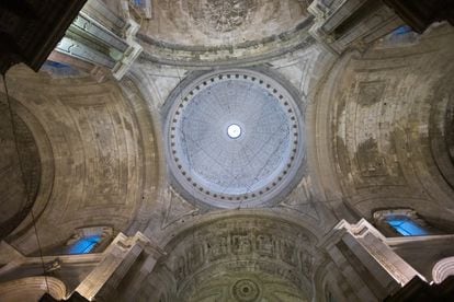 Diferencia entre la cúpula de la catedral, restaurada y libre de cascotes, y las bóvedas laterales, en proceso de degradación. 