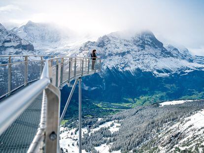Una joven en la pasarela First Cliff Walk, en Grindelwald (Suiza), con la cara norte del monte Eiger al fondo.