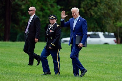 El presidente Joe Biden saluda su llegada a Washington desde la residencia de Camp David el lunes.