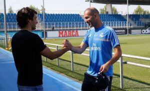 Raúl saluda a Zidane en Valdebebas.