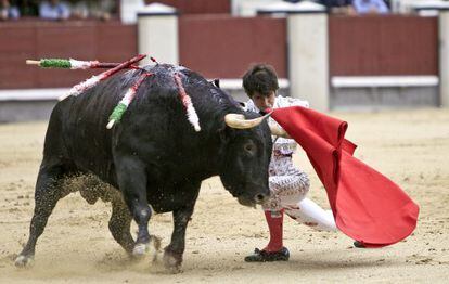 Joselito Adame, en su segundo toro, en la Plaza de Toros de las Ventas.