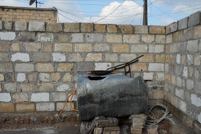 El tanque de agua que abastecía a Noora Mohamed Iftiaj y Hamed Ayad Mustafa, destrozado durante los enfrentamientos en el barrio de Gewayran, en el noreste de Siria. Según fuentes oficiales, el saldo de muertes fue de 121 entre las fuerzas kurdas y 371 prisioneros y combatientes yihadistas.