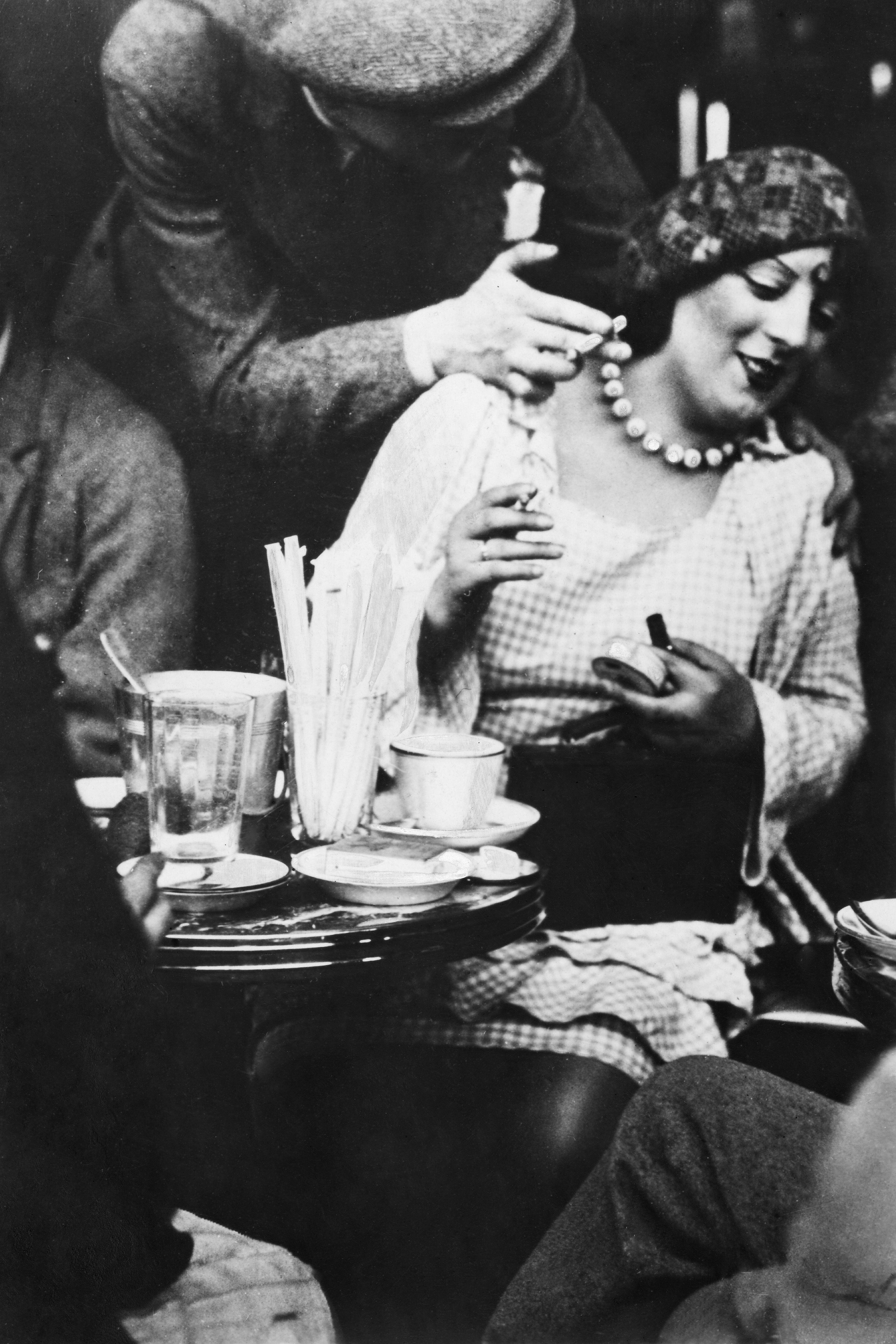 La modelo y artista Alice Pin, más conocida como 'Kiki de Montparnasse', en una foto tomada en el Café du Dôme de París en 1929.   