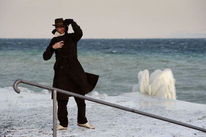 Un hombre se enfrente a viento en el Lago Neuchatel, en el este de Suiza.