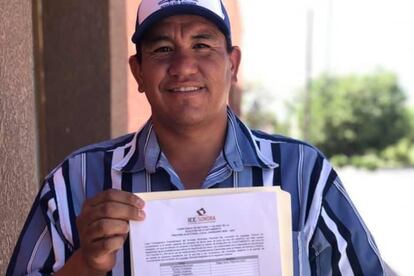 Edgar Palomino Ayón muestra la constancia que le entregó el Instituto Electoral de Sonora.