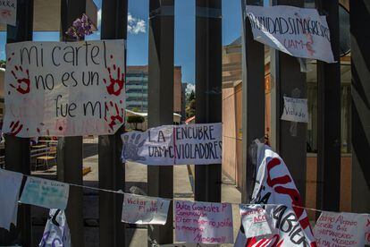 Ciudad de México 16/03/2023.- Carteles de protesta colocados en las rejas de la entrada principal de la Universidad Autónoma Metropolitana - Cuajimalpa que se mantiene en paro, debido a un caso de violación ocurrido en diciembre pasado. 
