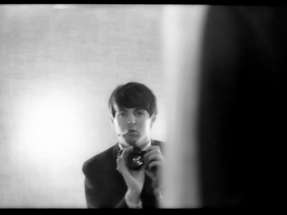 Autorretrato de Paul McCartney, realizado en 1964 en París, expuesto en la muestra 'Paul McCartney Photographs 1963-64: Eyes of the Storm', en la National Portrait Gallery de Londres.