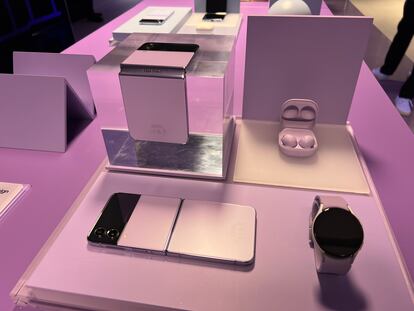 El Galaxy Z Flip 4 junto al Galaxy Watch 5 Pro y los Galaxy Buds 2 Pro.