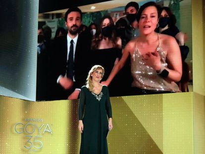 La enfermera Ana María Ruiz anuncia el Goya a mejor película para 'Las niñas'. En la pantalla, aparecen los productores Álex Lafuente y Valérie Delpierre.
