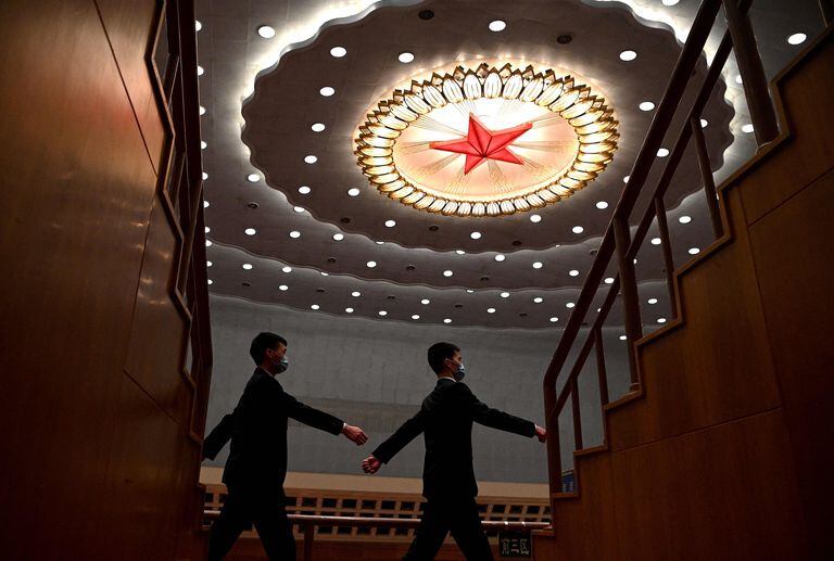 El personal de seguridad marcha el 10 en el Gran Salón del Palacio del Pueblo de Beijing.