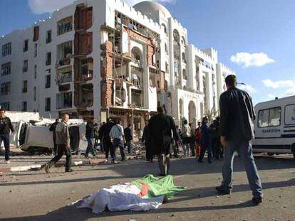 Una de las víctimas del atentado en las oficinas de la ONU, cubierta con la bandera argelina.