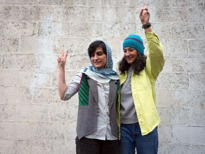 Elahe Mohammadi (izquierda) y Nilufar Hamedi hacen el signo de la victoria tras ser liberadas este domingo de la prisión de Evin, en Teherán, en una imagen del periódico 'Shargh Daily'.