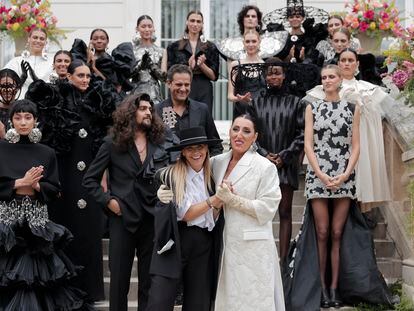 La diseñadora Juana Martín recibe el aplauso y las felicitaciones de los modelos de sus desfiles, entre ellos la actriz Rossy de Palma, al finalizar su desfile de alta costura en París, el 7 de julio de 2022.