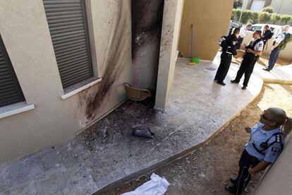 Un policía israelí mira los daños causados por un cohete en Sderot, en marzo