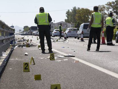 La Guardia Civil analiza el punto donde se produjo el atropello mortal de tres ciclistas en Oliva (Valencia), a principios de mayo.