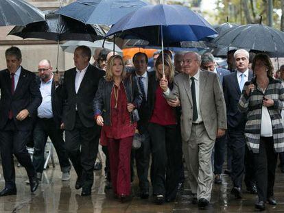 Joana Ortega, acompanyada per membres del Govern, arriba a l'Audiència.