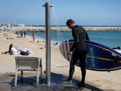 En la imagen, una deportista se quita la arena en la playa de la Barceloneta, el pasado 5 de abril.