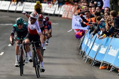 Ion Izagirre celebra su triunfo en la etapa 6 de la Vuelta al País Vasco.
