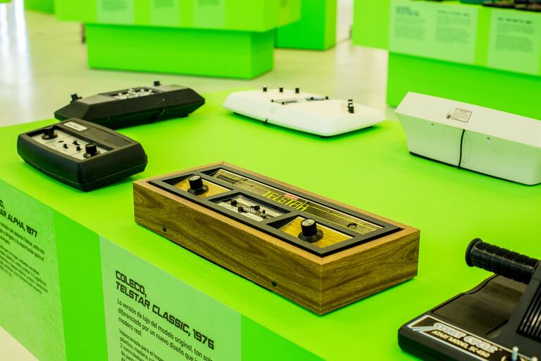 La exposición 'Consolas, democratizar la imagen digital 1972–2003'.
