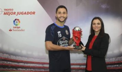 Entrega del trofeo a Florin Andone como mejor jugador de la LIga en el mes de diciembre.