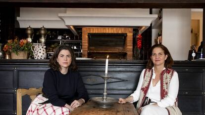 Mafalda Muñoz y Samantha Vallejo-Nágera (derecha), sentadas frente a la barra de Casa Taberna, en Pedraza (Segovia).
