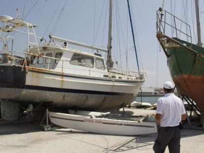 Una de las embarcaciones subastadas en el puerto gaditano de Barbate.