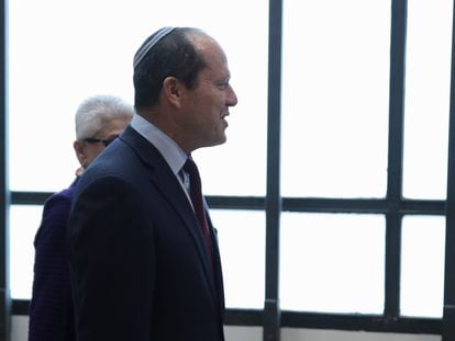 El ministro de Economía e Industria de Israel, Nir Barkat, a su llegada a una reunión en la sede de la CIB, a 28 de febrero de 2023, en Barcelona.