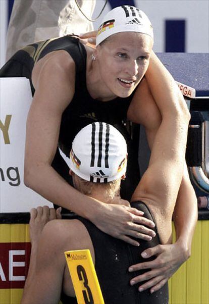 Las nadadoras alemanas Daniela Goetz y Daniela Liebs se abrazan tras el triunfo.