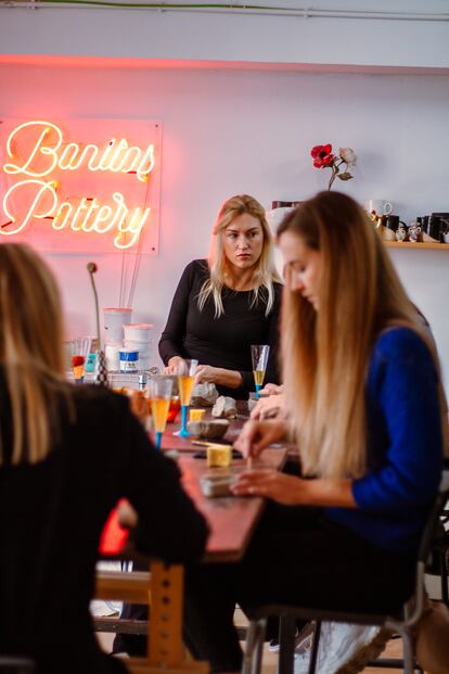 Several students from the modeling class in the Bonitos Pottery studio, in Poblenou, Barcelona.