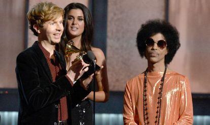 Beck, tras recibir el premio al disco del año de manos de Prince.