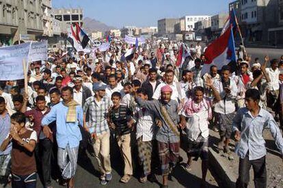 Manifestantes del distrito de Radfan, en Lahj, al sur de Yemen, protestan por el ataque del Ejército contra militantes de Al Qaeda.