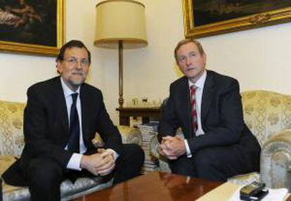 El presidente del Gobierno, Mariano Rajoy (izda), durante la reunión que mantuvo con el primer ministro de Irlanda, Enda Kenny. EFE/Archivo