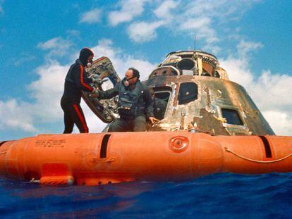 El astronauta Edgard Mitchell es ayudado a salir de la cápsula, en medio del océano justo después de llegar de la Luna en una de las misiones Apolo. En vídeo, 50 aniversario de la llegada a la Luna.