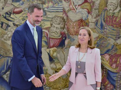 Felipe VI recibe a la presidenta del Congreso, Ana Pastor. 
