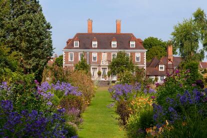 Sandwich, pueblo que dio nombre a uno de los platos más internacionales del mundo, es uno de esos rincones de Inglaterra que conserva todo lo esperamos en una típica villa inglesa: casas de estilo Tudor, iglesias, murallas y, por supuesto, pubs antiguos. También mansiones con jardines secretos, como los de Salutation House (en la foto), diseñados por el arquitecto Sir Edwin Lutyens, que se pueden visitar.