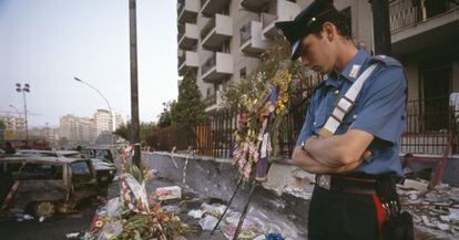 Un agente mira las flores por el juez Paolo Borsellino, en 1992.