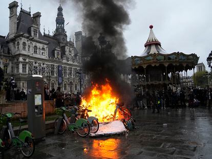 Un tótem de bicicletas públicas ardiendo este viernes frente al Ayuntamiento de París.
