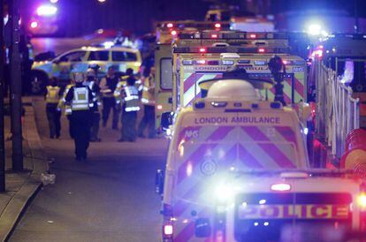 Varias dotaciones del personal de emergencias se sitúan cerca del London Bridge tras el incidente en el centro de Londres.