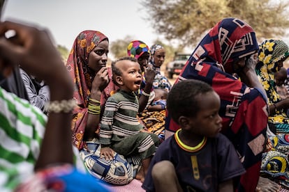 Un grupo de mujeres asisten junto a sus hijos a una reunión organizada por el Gobierno en la aldea de Takasasam, región de Tillabéri.