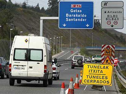 Un cartel avisa a los conductores del cierre de los accesos a los túneles de Artxanda y Ugasko.