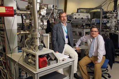 Javier Gómez Elvira (izquierda) y Álvaro Giménez, junto a las cámaras que simulan atmósferas planetarias en el Centro de Astrobiología.