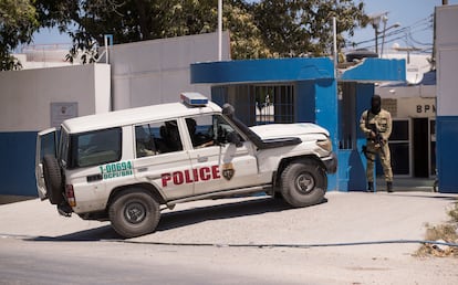 Un oficial de policía vigila el lugar donde fueron detenidos los sospechosos del asesinato del presidente haitiano Yovenel Moise.
