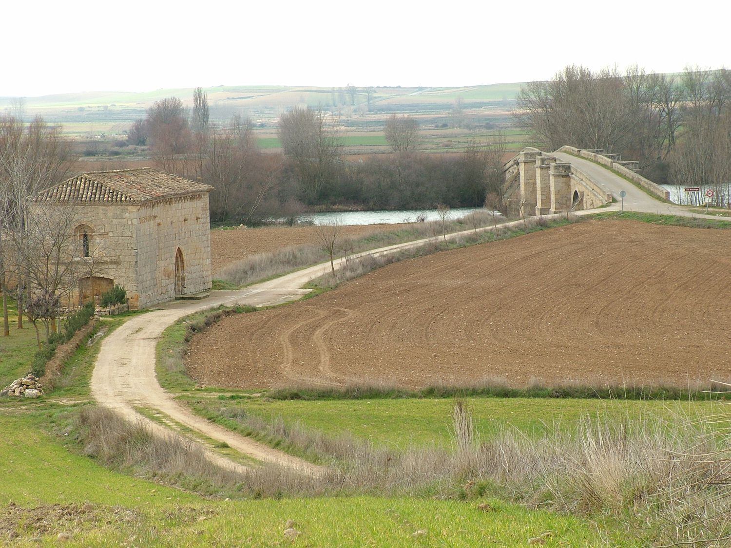 El Camino de Santiago a su paso por el Puente Fitero, que une las provincias de Palencia y Burgos.