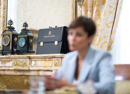 Rodríguez, con la cartera del ministerio al fondo, durante la entrevista.