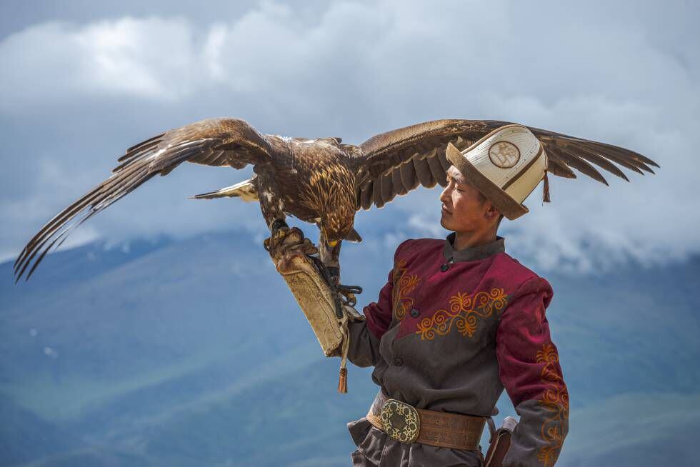 Un cetrero kirguís en las montañas de Tian Shan.