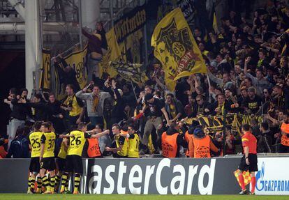 Los jugadores del Dortmund celebran el gol de la victoria.
